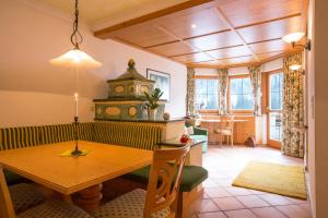 salon z drewnianym stołem i jadalnią w obiekcie Fliana Arlberg Studios & Apartments w mieście Sankt Anton am Arlberg
