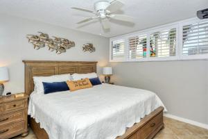 Gallery image of LaPlaya 202E Catch the gentle Gulf breezes on your private balcony beneath the swaying palms in Longboat Key +11 photos