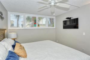Gallery image of LaPlaya 202E Catch the gentle Gulf breezes on your private balcony beneath the swaying palms in Longboat Key
