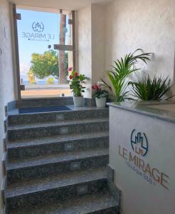 レッジョ・ディ・カラブリアにあるLe Mirage boutiqueの売店の前に植物を並べた階段