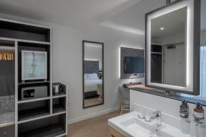 
a bathroom with a sink and a mirror at Innside by Melia Newcastle in Newcastle upon Tyne
