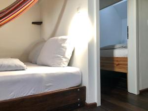 Schiffshotel "Schlafen im Hafen"客房内的一张或多张床位