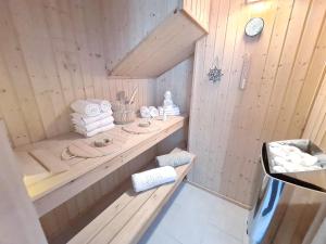 a sauna with a wooden counter and towels on it at Strandhaus Rügen - Sauna, Kamin, Whirlpool in Baabe