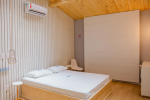 Postel nebo postele na pokoji v ubytování Motel Itapuã I Fx Nova Camobi