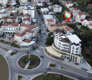 una vista aérea de una intersección en una ciudad en Apartments Boreta II, en Budva