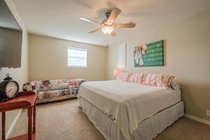 a bedroom with a bed and a ceiling fan at Lake Time Bar & Chill in Kingston