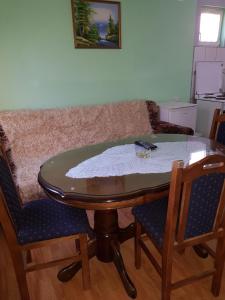 mesa de comedor con 2 sillas y sofá en Zlatiborska jutra, en Zlatibor