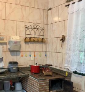 Η κουζίνα ή μικρή κουζίνα στο Chacara maravilhosa pertinho de Curitiba