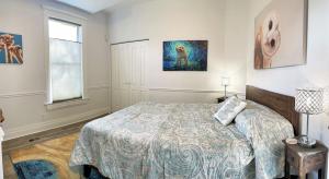 1 dormitorio con cama y ventana en The Elm Tree Cottage in the Sugarhouse District en Salt Lake City