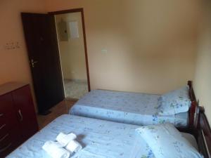 1 dormitorio con 2 camas individuales y sábanas azules en Candairó Hotel Pousada, en Cananéia