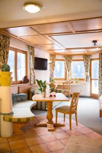 Telewizja i/lub zestaw kina domowego w obiekcie Fliana Arlberg Studios & Apartments