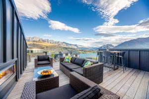 um deque com mobiliário e vista para as montanhas em Queenstown Lake and Mountain View Retreat Free Wifi Free Street Parking em Queenstown