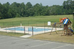 una piscina en un campo junto a un aparcamiento en The Patriot Inn, en Register