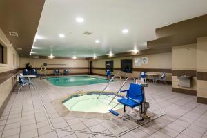 בריכת השחייה שנמצאת ב-Holiday Inn Express Bloomington West, an IHG Hotel או באזור