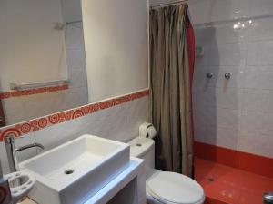 Et badeværelse på Picaflor Tambo Guest House
