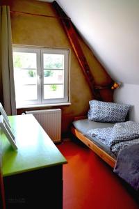 Habitación pequeña con cama y ventana en Kleine-Schwalbe, en Kabelhorst