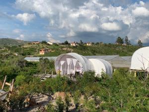 Nespecifikovaný výhled na hory nebo výhled na hory při pohledu z luxury tent