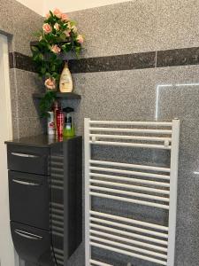 czarno-biała szafka z kwiatami na ścianie w obiekcie New cozy Apartment, Top location, 12 min to center w Wiedniu
