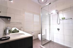 un bagno con doccia, lavandino e WC di Cabins @ The View a Ocean View Altre 37 foto