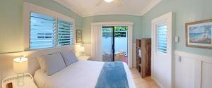 Postel nebo postele na pokoji v ubytování OceanFront Kauai - Harmony TVNC 4247