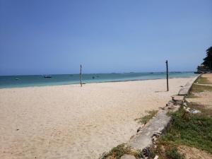 an empty beach with two poles in the sand at Itaparica - Vera Cruz 12 pessoas in Vera Cruz de Itaparica