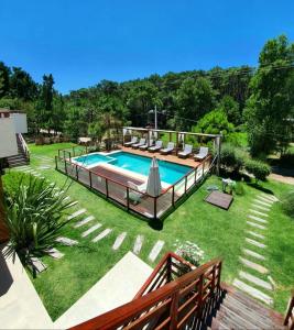 瑪斯阿祖爾的住宿－Arena de Mar depto A，庭院中间的游泳池