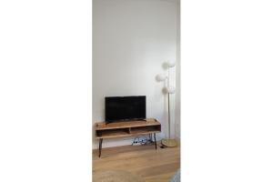 TV a/nebo společenská místnost v ubytování STUDIO CHARMANT-CONFORT-HYPERCENTRE-METRO-WIFI