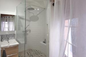 Koupelna v ubytování STUDIO CHARMANT-CONFORT-HYPERCENTRE-METRO-WIFI + 27 fotografií