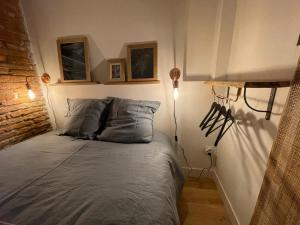 Postel nebo postele na pokoji v ubytování STUDIO CHARMANT-CONFORT-HYPERCENTRE-METRO-WIFI