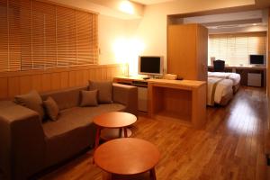 東京的住宿－Sutton Place Hotel Ueno，客厅配有沙发和1张床