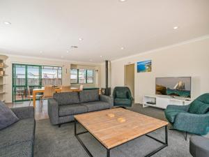 Χώρος καθιστικού στο The Sunny Bach - Cooks Beach Holiday Home