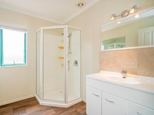 Ένα μπάνιο στο The Sunny Bach - Cooks Beach Holiday Home +21 φωτογραφίες