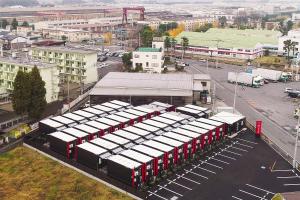 una vista aérea de un edificio en una ciudad en HOTEL R9 The Yard Oyamayokokura en Oyama