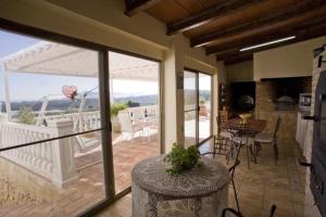 - un salon avec un balcon doté d'une table et de chaises dans l'établissement Casa Cristina, à Callosa d'en Sarrià