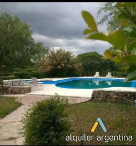 una gran piscina en un patio con en Nuevo Hotel Agüero en Mina Clavero