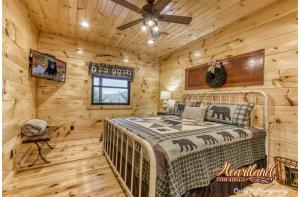1 dormitorio con 1 cama en una cabaña de madera en Bear Bottom View, en Sevierville