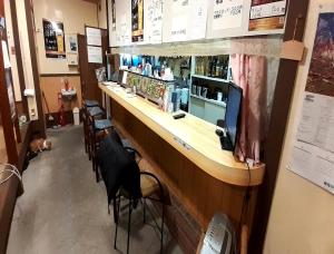 un bar en un restaurante con barra y sillas en TOMI in Shimoda, en Shimoda