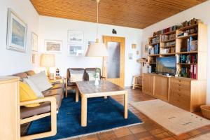 ein Wohnzimmer mit einem Sofa und einem Tisch in der Unterkunft Haus Fernsicht Wohnung 19 in Kellenhusen