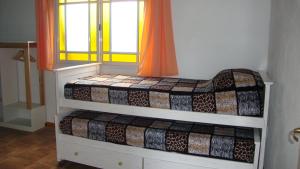 恰哈里的住宿－La Solita，客房设有两张双层床和窗户。