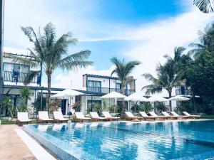 Bazén v ubytování The B Resort nebo v jeho okolí