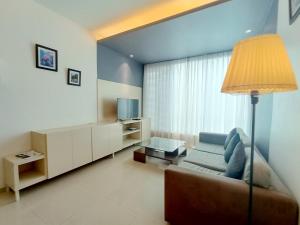 uma sala de estar com um sofá e uma televisão em Citihouse Ho Chi Minh Apartment em Cidade de Ho Chi Minh