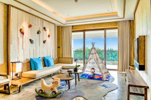 uma sala de estar com um sofá e uma tenda de brinquedos em InterContinental Sanya Haitang Bay Resort, an IHG Hotel em Sanya