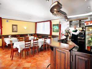 Hotel Milan Vopicka 레스토랑 또는 맛집
