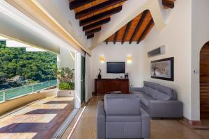 Khu vực ghế ngồi tại Room in Villa - Elegant suite with beach view