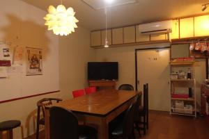 een eetkamer met een tafel en stoelen bij Nomad Hostel Classic in Tokyo