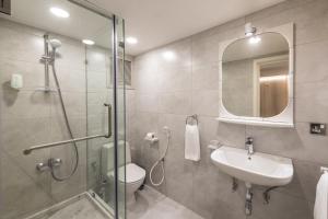 Oasis Hotel tesisinde bir banyo