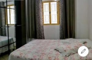 Ce lit se trouve dans un dortoir doté d'une fenêtre et d'un lit sidx sidx. dans l'établissement Casa conforto, à Lavrinhas