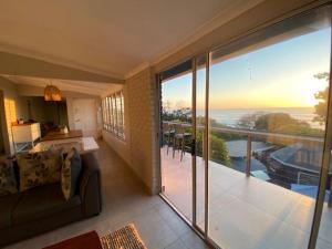 uma sala de estar com vista para o oceano em Surf Motel em Umdloti