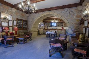 モンサオンにあるSolar de Serradeの石壁のレストラン