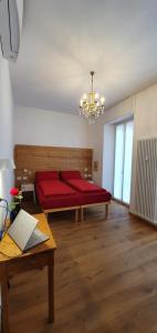 1 dormitorio con 1 cama grande de color rojo en una habitación en B&B Panemiele, en Sondrio